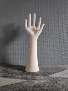 main baguier en céramique blanche