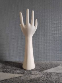 main baguier en céramique blanche