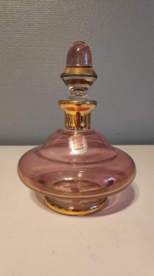 carafe en verre rose et or estampillée "verrerie de Monaco"