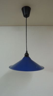 Suspension métal bleue