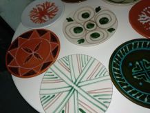 8 assiettes en terre cuite peintes à la main D19