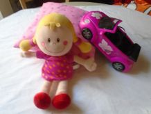 Poupée, voiture et coussin