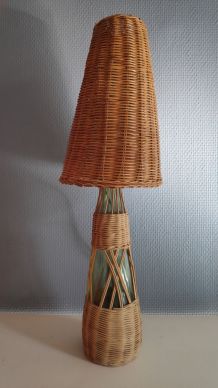 lampe sur bouteille déco et abat-jour rotin