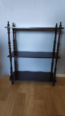 étagère en bois tourné marron