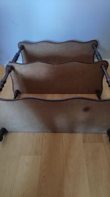 étagère en bois tourné marron