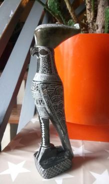 Sculpture en pierre ciselée du dieu égyptien Horus 