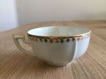  Tasses à café blanches et dorées.