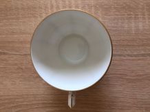  Tasses à café blanches et dorées.