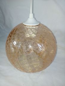 Suspension globe boule en verre ambré granuleux