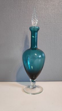 carafe en verre bleu et transparent avec bouchon