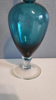 carafe en verre bleu et transparent avec bouchon