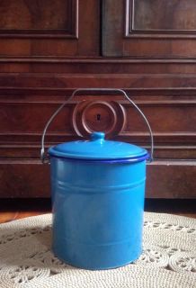 Ancien seau d'aisance émaillé bleu - Années 50