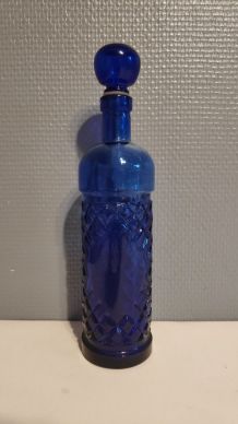 carafe en verre bleu avec bouchon