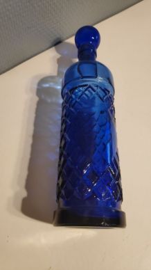 carafe en verre bleu avec bouchon