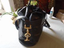 Sac en peau forme sceau