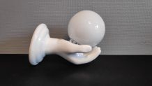 applique main en céramique et globe opaline blanches