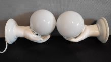appliques mains en céramique et globe opaline blanches