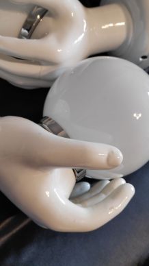 appliques mains en céramique et globe opaline blanches