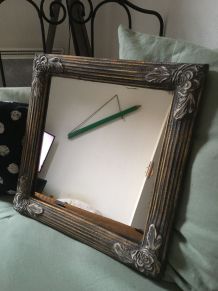 Miroir en bois sculpté 