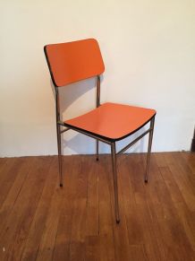 Chaises en formica orange (8 Dispos)