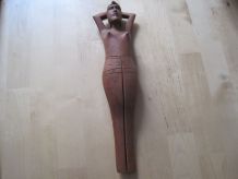 Grand casse noix en bois sculpté forme de femme