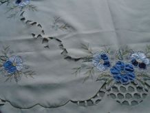 Nappe à thé brodée