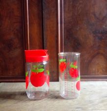 Lot de 2 pots de la marque Henkel (mesureur et verseur)