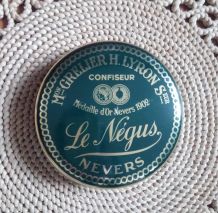 Boite en tôle "Le Négus" de Nevers (confiserie)