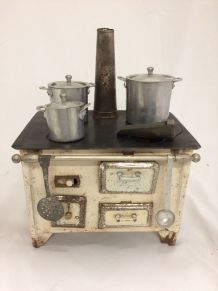 jouet ancien : fourneau de poupée en tôle