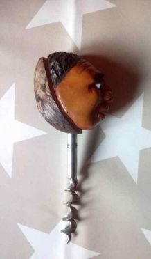 Tire bouchon figuratif sculpté dans une noix de corozo