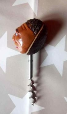 Tire bouchon figuratif sculpté dans une noix de corozo