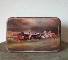 Ancienne boite à biscuits en tôle  - course hippique 