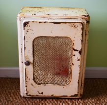 Armoire à pharmacie