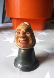 Cloche avec tête sculptée dans une noix de corozo