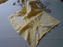 Napperon en coton brodé