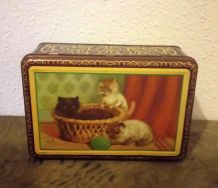 Ancienne boite à biscuits en tôle lithographiée