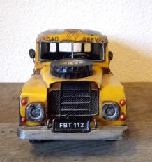 Voiture en tôle  - "Road service"