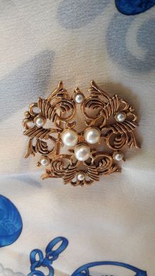 Broche vintage métal doré perles 