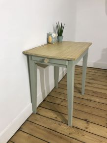 Table d’appoint ou bureau pour chambre d’enfant. 