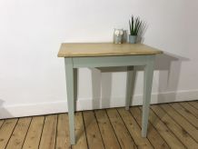 Table d’appoint ou bureau pour chambre d’enfant. 