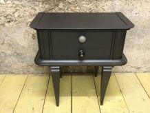 Tables de chevet . Peinte en gris anthracite métallisé.