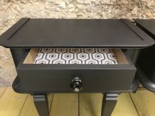 Tables de chevet . Peinte en gris anthracite métallisé.