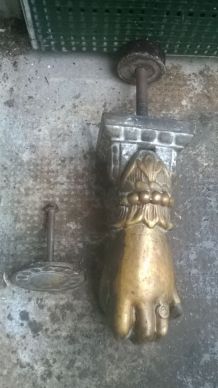 Main frappe-porte en bronze de qualité