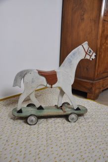 Cheval en bois à roulettes