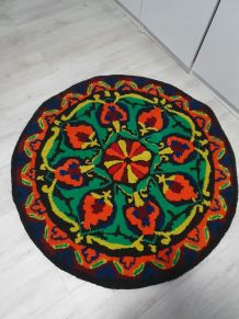 Tapis ethnique rond et coloré en Laine