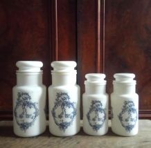 Ensemble de 4 pots d'apothicaire en opaline 