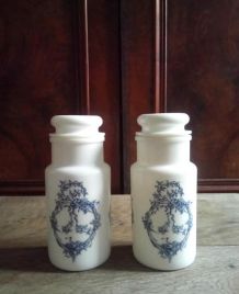 Ensemble de 4 pots d'apothicaire en opaline 