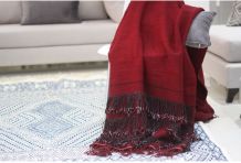 Plaid vintage fait main en laine rouge avec franges noirs