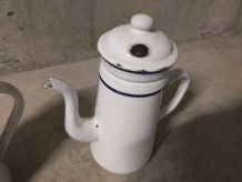 Cafetières en tôle émaillée années 50