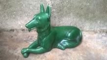 Chien en faience verte